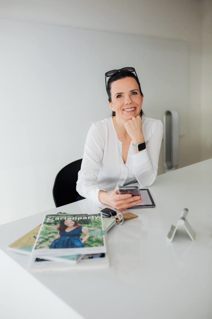 Tanja Grallert im Office sitzt im Besprechungsraum